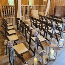 ＢＡＲＮ＆ＦＯＲＥＳＴ（バーン　アンド　フォレスト）の画像｜椅子は長椅子に変えたり、花の装飾を増やしたり色々変えられる。