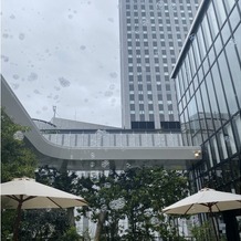 BLANC RIRE 大阪（ブランリール　オオサカ）の画像｜ガーデンから梅田のビルが見える。