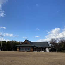 大阪城西の丸庭園 大阪迎賓館の画像｜外観です
冬に見学したため芝生が茶色です。