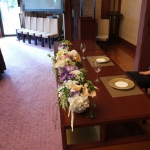 大阪城西の丸庭園 大阪迎賓館の画像｜披露宴会場の新郎新婦のテーブル