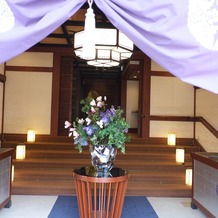 大阪城西の丸庭園 大阪迎賓館の画像｜入口を入ってすぐのところ。ウェルカムボードなどもここに置く。