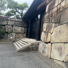大阪城西の丸庭園 大阪迎賓館の画像｜会場近くの門。普段は開いていないが当施設を利用時のみ通ることができる。