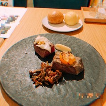 ＴＲＵＮＫ　ＨＯＴＥＬの画像｜牛肉のステーキ、キノコ、パン