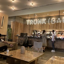 ＴＲＵＮＫ　ＨＯＴＥＬの画像｜昼間のロビー兼BAR
夕方には薄暗くそこを通らないと出られないので、年配の参列者が心配