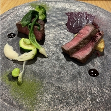 ＴＲＵＮＫ　ＨＯＴＥＬの画像｜緑と赤がテーマのお肉料理です。