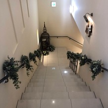 オワゾブルー山形の画像｜挙式場から降りる階段。