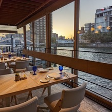 NAKANOSHIMA TERRACE # AND ME（中之島テラス # AND ME）の画像｜一階のレストランからもきれいな夕方の景色が見える