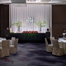 フォーシーズンズホテル京都の画像｜枝物の植物が高砂席に！斬新です。