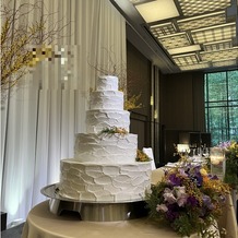 フォーシーズンズホテル京都の画像｜ブライダルフェアの際のケーキ、装飾
10万円で同じような大きさベースに作ってくださると思います
