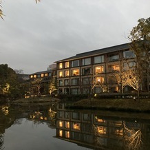 フォーシーズンズホテル京都の画像｜庭園の池から見たホテル