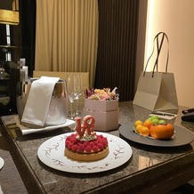 フォーシーズンズホテル京都の画像｜特典で宿泊した際のサービスです。シャンパンとケーキ、フルーツ、お花をいただきました。