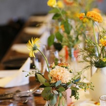 NEST by THE SEA（ネストバイザシー）の画像｜テーブルは秋らしい感じの花々を