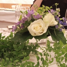 ザ ストリングス 表参道の画像｜テーブルのお花
色合いがやわらかく式場のナチュラルな感じとよく合う