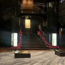 Ｆｉｓｈ Ｂａｎｋ ＴＯＫＹＯ（フィッシュバンク　トーキョー）の画像｜41階フロアにあるロビーの階段
前撮り写真でもよく出てくる