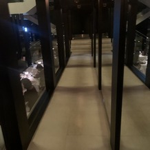 Ｆｉｓｈ Ｂａｎｋ ＴＯＫＹＯ（フィッシュバンク　トーキョー）の画像｜隠し通路の入場口
ガラス張りの通路がオシャレ(進行方向右側は鏡）
