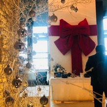 Ｆｉｓｈ Ｂａｎｋ ＴＯＫＹＯ（フィッシュバンク　トーキョー）の画像｜会場入口
レストラン側で行なっている装飾
クリスマスに合わせた赤い大きなリボンが素敵でした