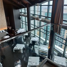 Ｆｉｓｈ Ｂａｎｋ ＴＯＫＹＯ（フィッシュバンク　トーキョー）の画像｜披露宴会場レストランの階段上からの景色