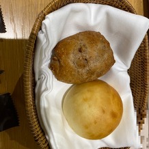 ラピスコライユの画像｜焼き立てのパン２種。クルミの香りを感じる余計なものがない仕立て。