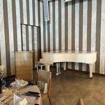 ラピスコライユの画像｜披露宴会場には大きな白いグランドピアノが。会場料金に含まれているため演出で使用してもOKだそう。