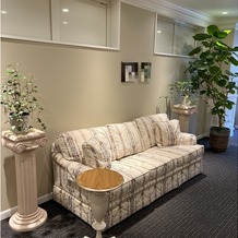 ソンブルイユ TOKYO（SOMBREUIL TOKYO）の画像｜お部屋に向かう通路のソファー