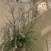 ソンブルイユ～幸せを味わうレストラン～の画像｜玄関入ってすぐに、季節のお花が出迎えてくれます。