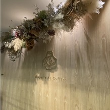 チャペル・ド・コフレ札幌の画像｜入り口はスタッフさんがお花の飾り付けを行なっているそうです。