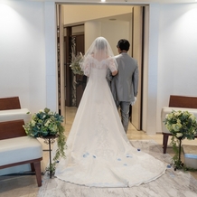 小さな結婚式　神戸モザイク店の画像｜挙式時退場でのドレス後ろ