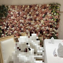 小さな結婚式　神戸モザイク店の画像｜壁の一部がピンクのお花です
