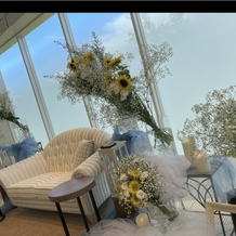 ララシャンスＯＫＡＺＡＫＩ迎賓館の画像｜メイン席
高砂ソファでメイン装花はヒマワリをメインにしました