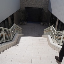 ララシャンスＯＫＡＺＡＫＩ迎賓館の画像｜フラワーシャワー等ができる外の階段。床が白いため光が反射し、とても明るかったです。