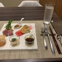 ＬＡＺＯＲ　ＧＡＲＤＥＮ　ＮＡＧＯＹＡ（ラソール　ガーデン・名古屋）の画像｜コースの料理を少しずつ入れたワンプレートを試食。どれもこだわりのある料理で美味しかった。