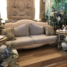 ネオス・ミラベルの画像｜ソファーの一番金額が下のお花の飾り