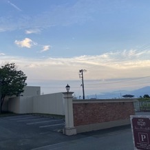 ネオス・ミラベルの画像｜駐車場方面から見る景色。山々も見えて雄大でした。