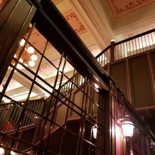 ザ・コンダーハウス（ＴＨＥ ＣＯＮＤＥＲ ＨＯＵＳＥ）の画像｜待ち合いの真ん中にある階段
