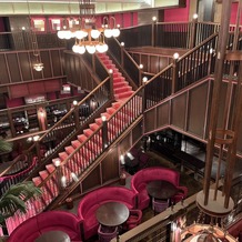 ザ・コンダーハウス（ＴＨＥ ＣＯＮＤＥＲ ＨＯＵＳＥ）の画像｜大人っぽい豪華な雰囲気のある、屋内階段での写真撮影ができる。