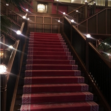 ザ・コンダーハウス（ＴＨＥ ＣＯＮＤＥＲ ＨＯＵＳＥ）の画像｜建物のに入って1番に目に入る階段