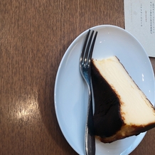 ザ・コンダーハウス（ＴＨＥ ＣＯＮＤＥＲ ＨＯＵＳＥ）の画像｜名物のバスクチーズケーキ