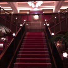 ザ・コンダーハウス（ＴＨＥ ＣＯＮＤＥＲ ＨＯＵＳＥ）の画像｜入口正面階段