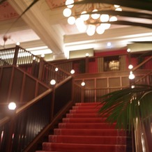 ザ・コンダーハウス（ＴＨＥ ＣＯＮＤＥＲ ＨＯＵＳＥ）の画像｜ロビーの大階段