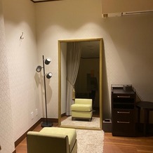 ザ・コンダーハウス（ＴＨＥ ＣＯＮＤＥＲ ＨＯＵＳＥ）の画像｜控え室です。新郎新婦のお部屋は扉付きで繋がっています。