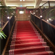 ザ・コンダーハウス（ＴＨＥ ＣＯＮＤＥＲ ＨＯＵＳＥ）の画像｜コンダーハウスの代名詞でもある大階段です。ここで前撮りも可能で挙式当日に撮影することをできます。