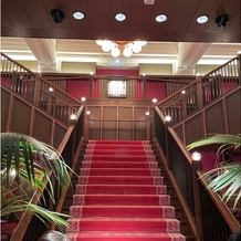 ザ・コンダーハウス（ＴＨＥ ＣＯＮＤＥＲ ＨＯＵＳＥ）の画像｜正面入り口の大階段です