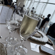 ＡＭＡＮＤＡＮ　ＣＡＬＭ（アマンダンカルム）の画像｜大きなガラス張りで明るくて海が見渡せる披露宴会場と乾杯のシャンパン