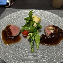 グランブリエ東京（GRAND BRILLER TOKYO）の画像｜メインのお肉の食べ比べ。
左右で和とフレンチとで分けてくださいました。