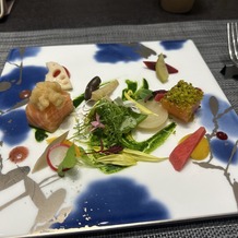 グランブリエ東京（GRAND BRILLER TOKYO）の画像｜前菜？の食べ比べ。
左右で和とフレンチとで分けてくださいました。
