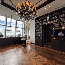 グランブリエ東京（GRAND BRILLER TOKYO）の画像｜お手洗いとウェルカムドリンクを提供してもらえるバーカウンター