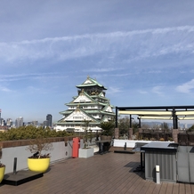 THE LANDMARK SQUARE OSAKA（ザ ランドマークスクエア オオサカ）の画像｜屋上から見える大阪城。
右側に一部写っているのは屋外型チャペル。