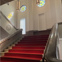 THE LANDMARK SQUARE OSAKA（ザ ランドマークスクエア オオサカ）の画像｜エントランスを入ってすぐの大階段。ステンドグラスが綺麗です。