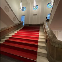 THE LANDMARK SQUARE OSAKA（ザ ランドマークスクエア オオサカ）の画像｜階段。ドレス映えします。