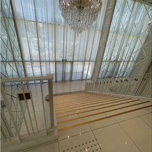 キャッスルガーデン ＯＳＡＫＡの画像｜挙式会場前の大階段です。